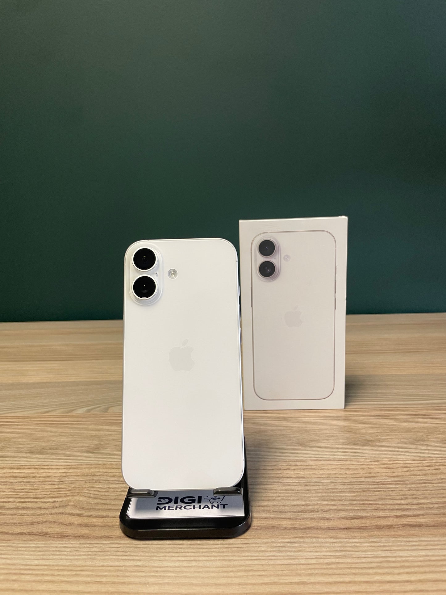Apple iPhone 17 256GB - White (Pre-owned | B-Grade)
