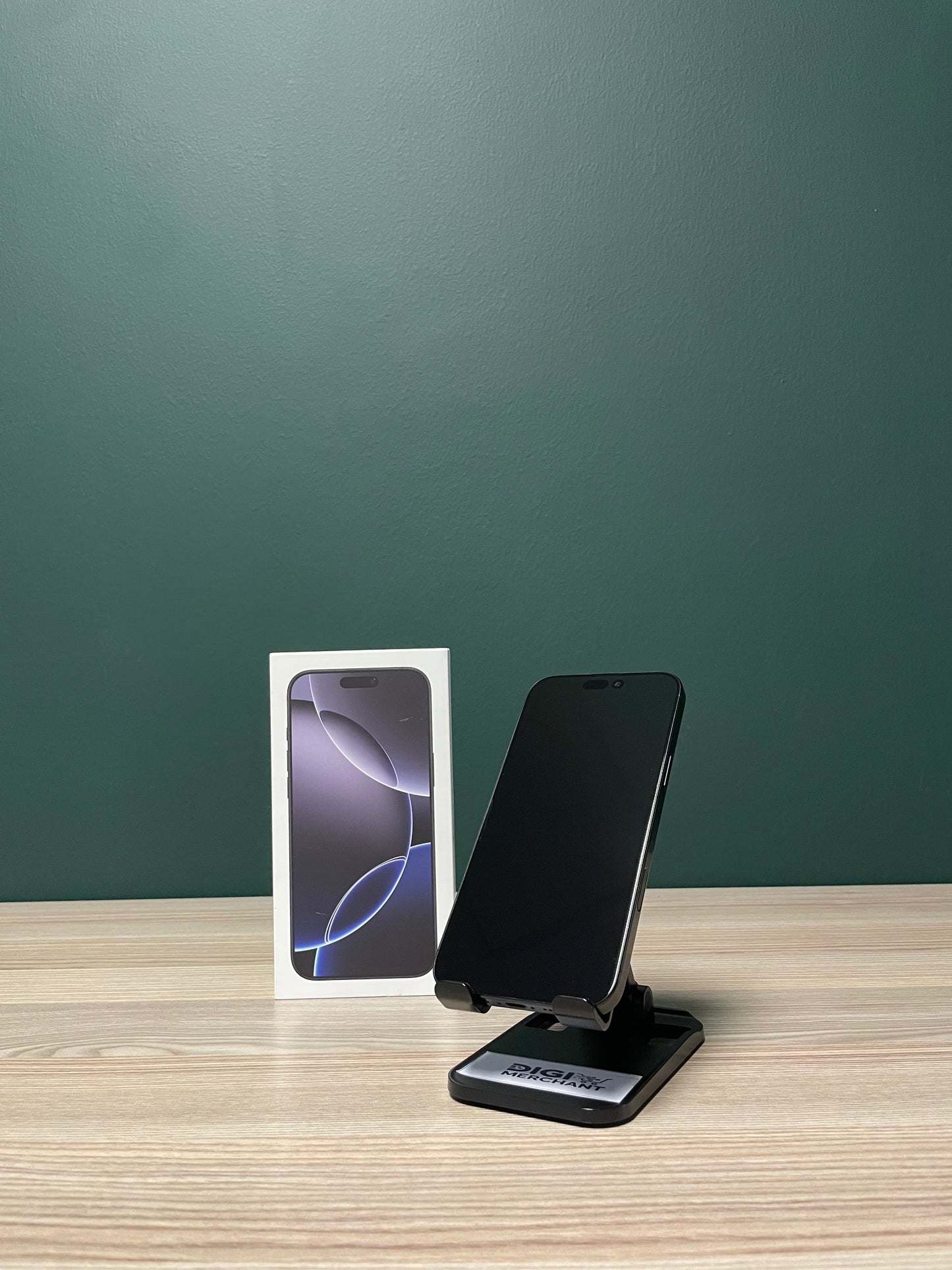 iPhone 16 Pro Max 256GB - Black Titanium (Pre-owned | A-Grade)