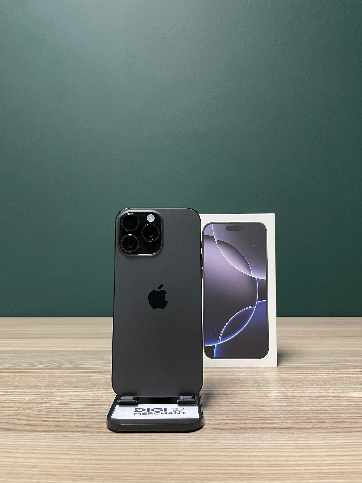 iPhone 16 Pro Max 256GB - Black Titanium (Pre-owned | A-Grade)