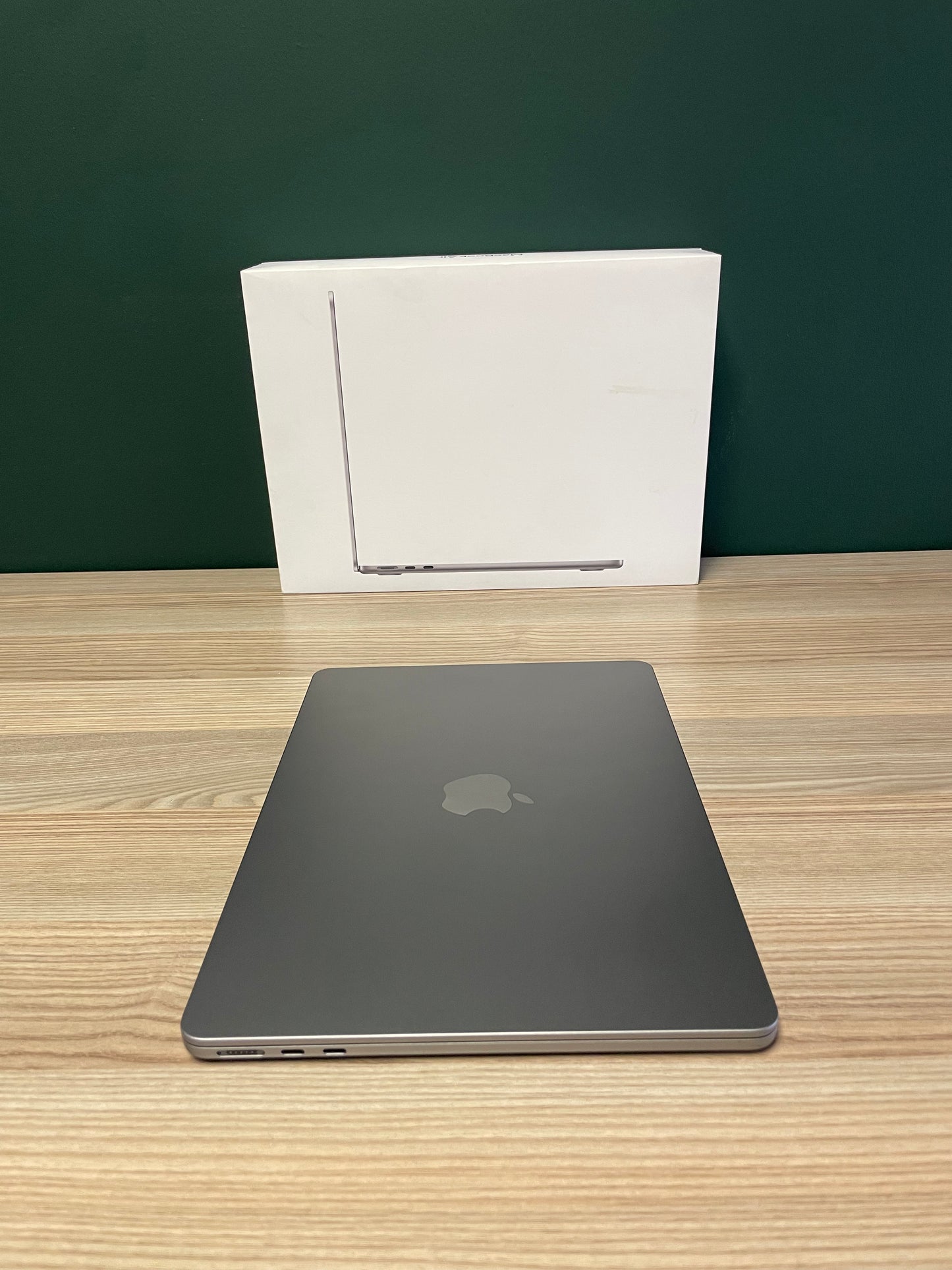MacBook Air 13-inch | M3 Chip | 256GB | 8GB - Space Grey (Pre-owned | B-Grade)