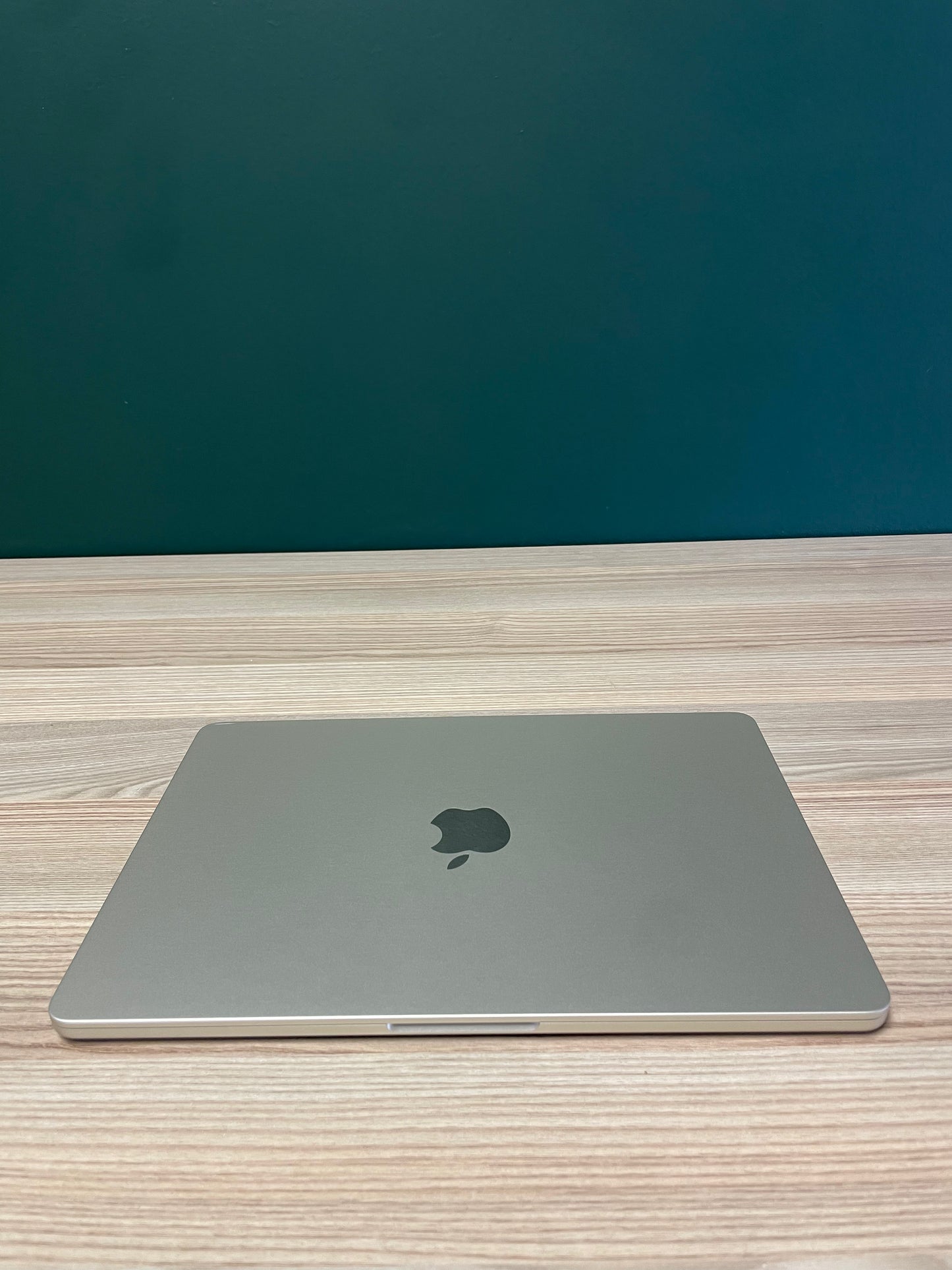 MacBook Air 13-inch | M2 Chip | 256GB | 16GB - Starlight (Pre-owned | B-Grade)