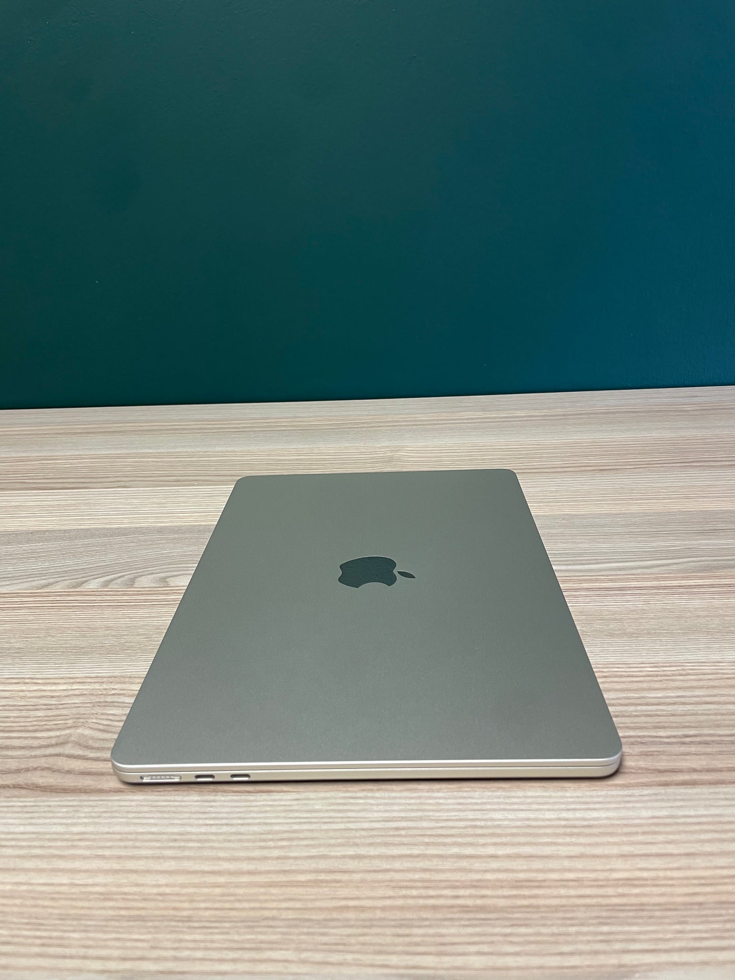 MacBook Air 13-inch | M2 Chip | 256GB | 16GB - Starlight (Pre-owned | B-Grade)
