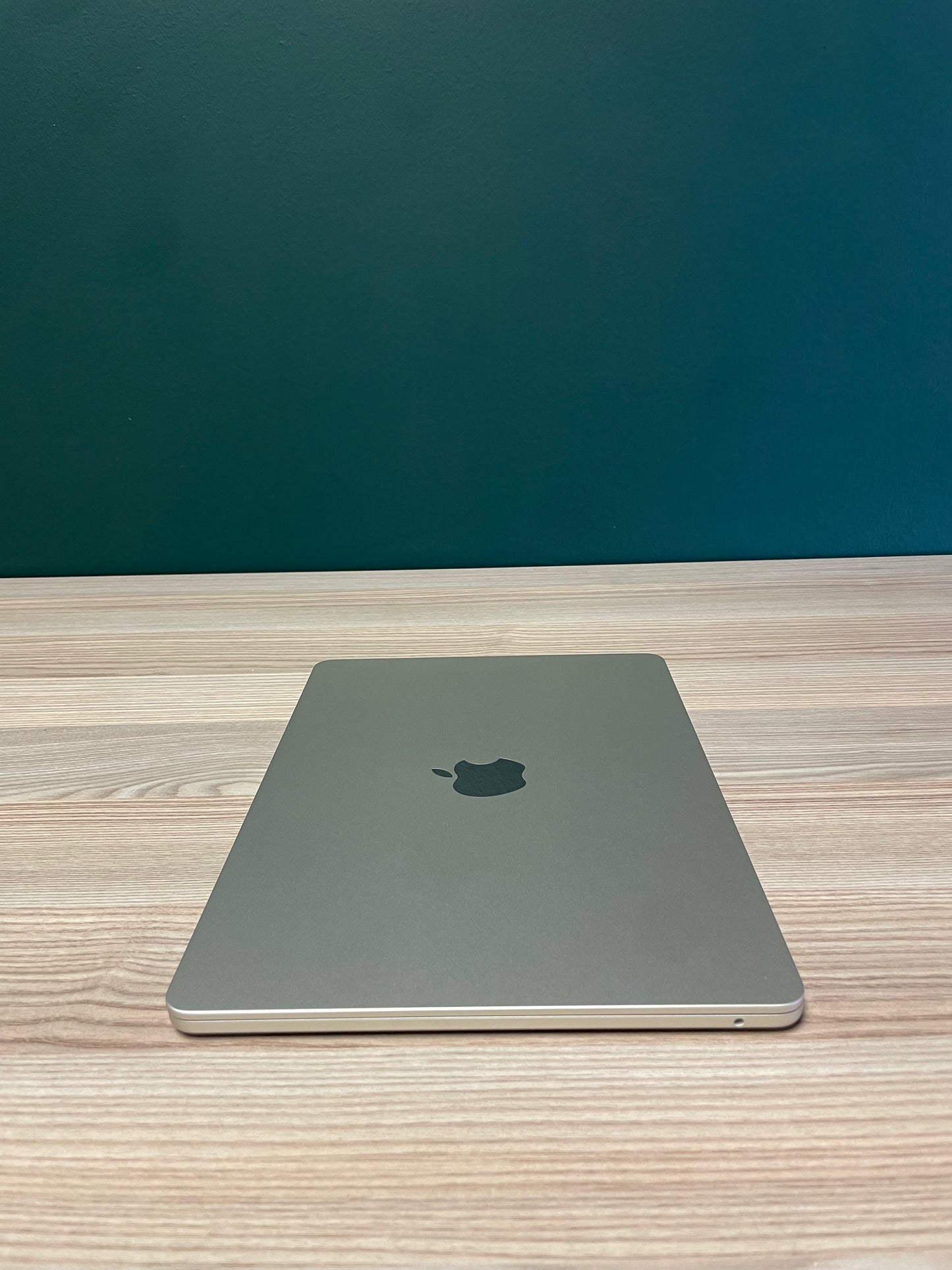 MacBook Air 13-inch | M2 Chip | 256GB | 16GB - Starlight (Pre-owned | B-Grade)