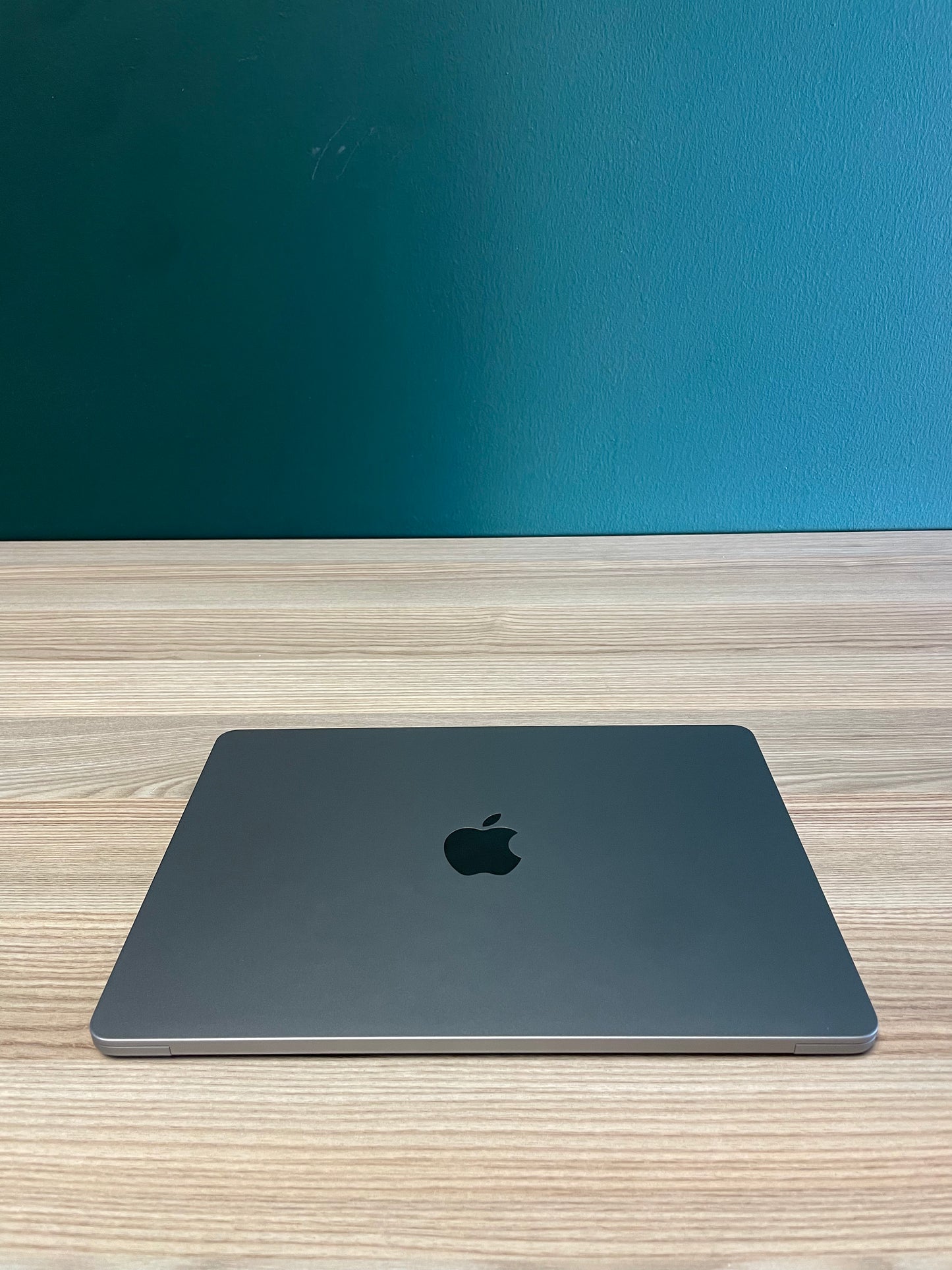 MacBook Air 13-inch | M2 Chip | 256GB - Space Grey (Pre-owned | B-Grade)
