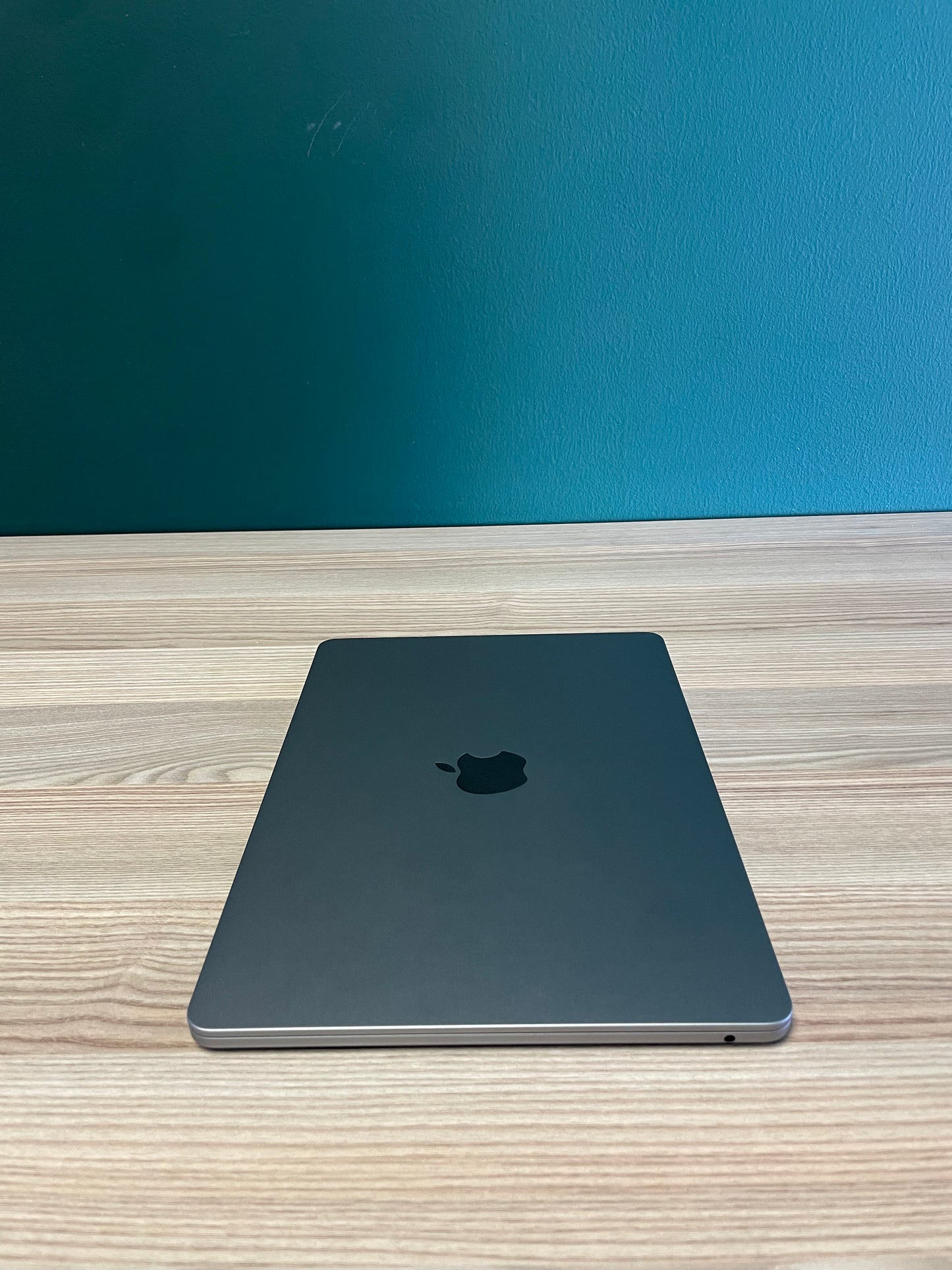 MacBook Air 13-inch | M2 Chip | 256GB - Space Grey (Pre-owned | B-Grade)