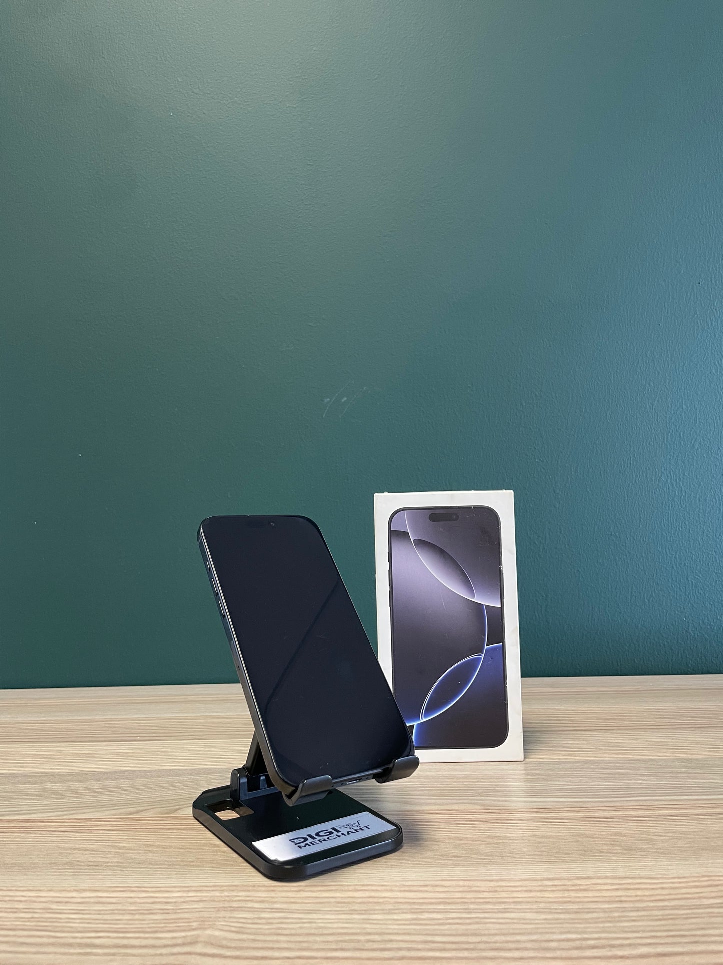 iPhone 16 Pro Max 256GB - Black Titanium (Pre-owned | C-Grade)