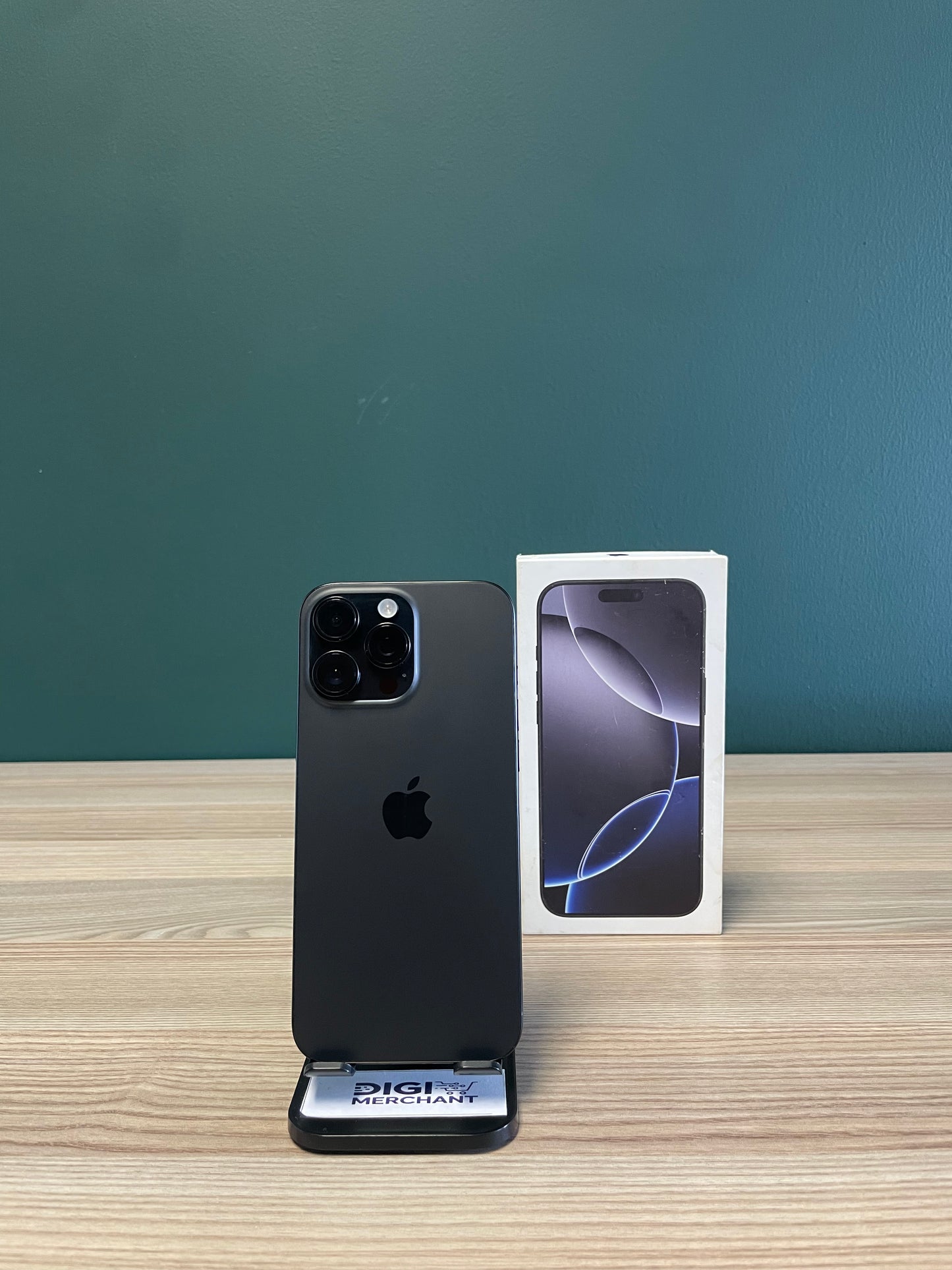 iPhone 16 Pro Max 256GB - Black Titanium (Pre-owned | C-Grade)