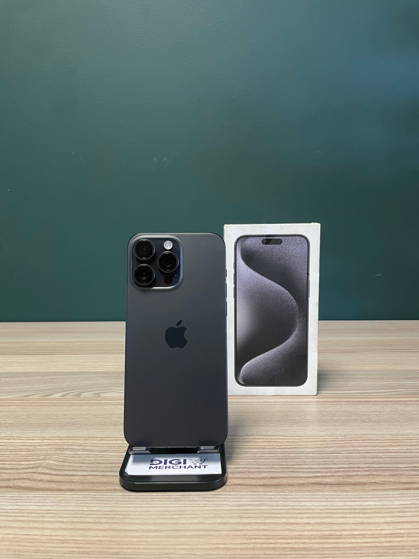 iPhone 15 Pro Max 256GB - Black Titanium (Pre-owned | A-Grade)