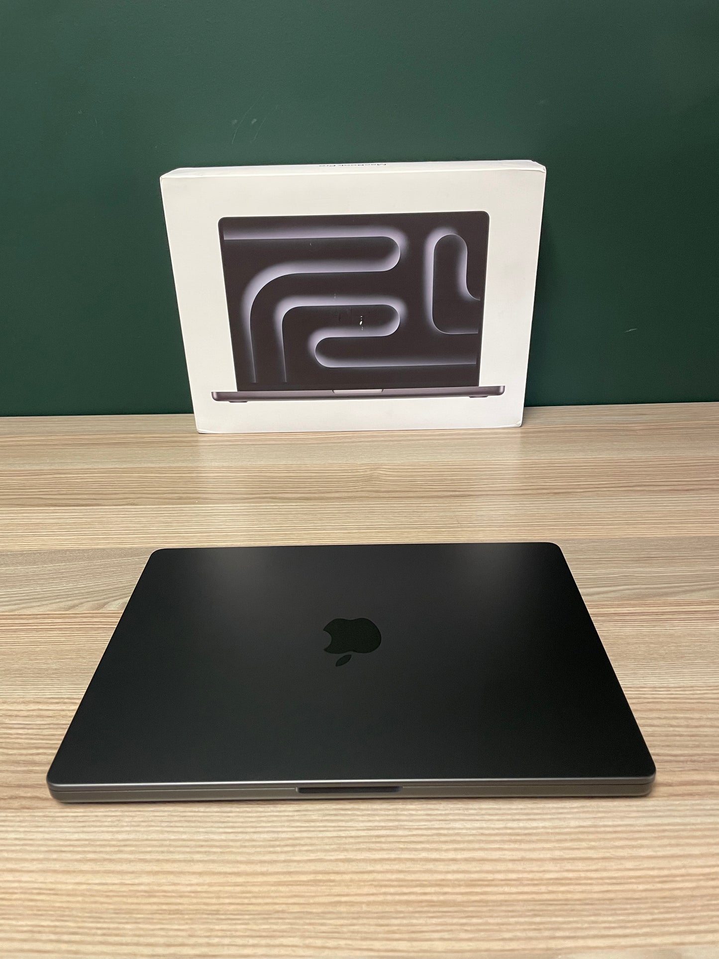 MacBook Pro 14-inch With M5 Chip 1TB | 24GB - Space Black (Pre-owned |A-Grade)