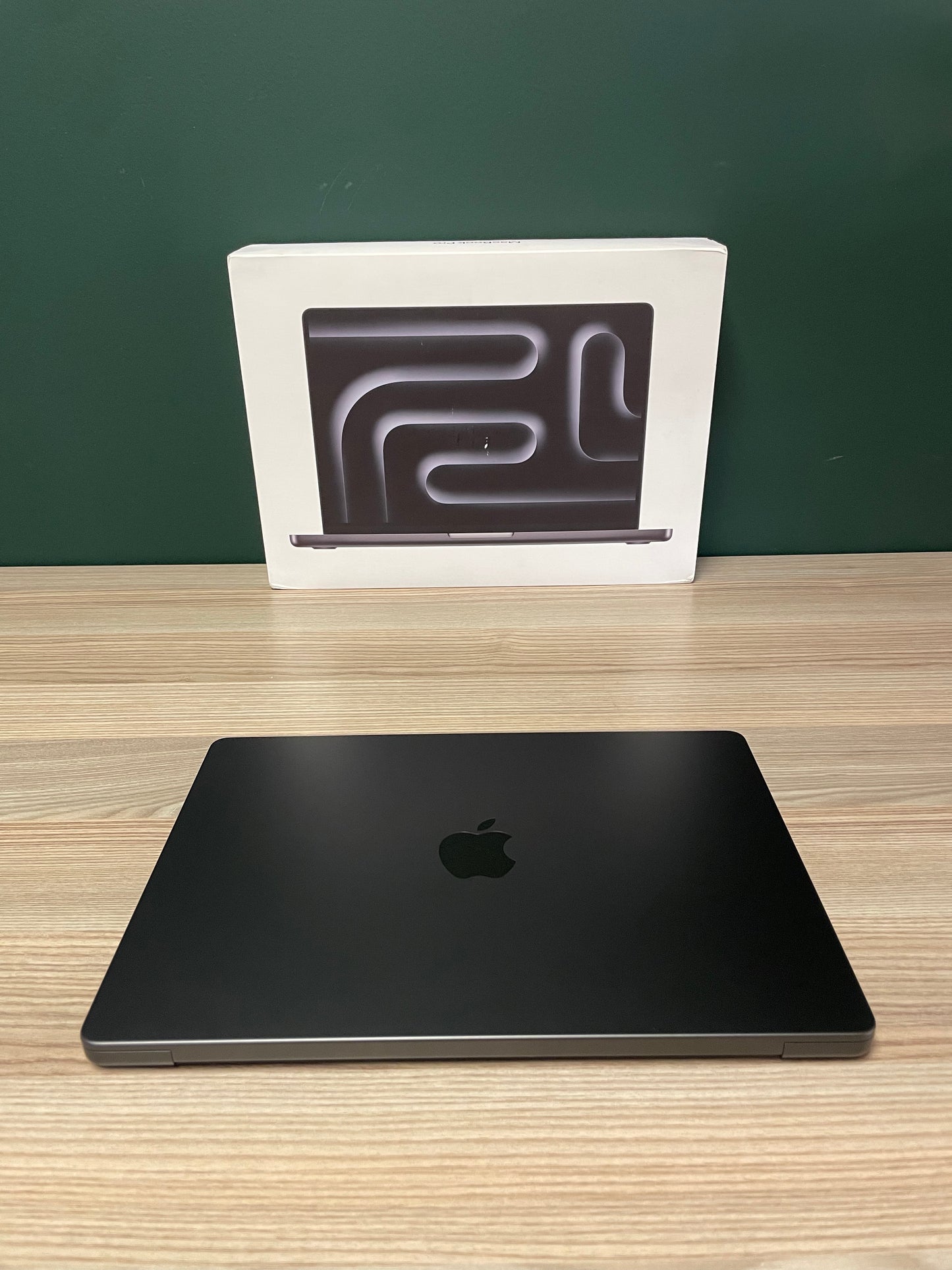 MacBook Pro 14-inch With M5 Chip 1TB | 24GB - Space Black (Pre-owned |A-Grade)