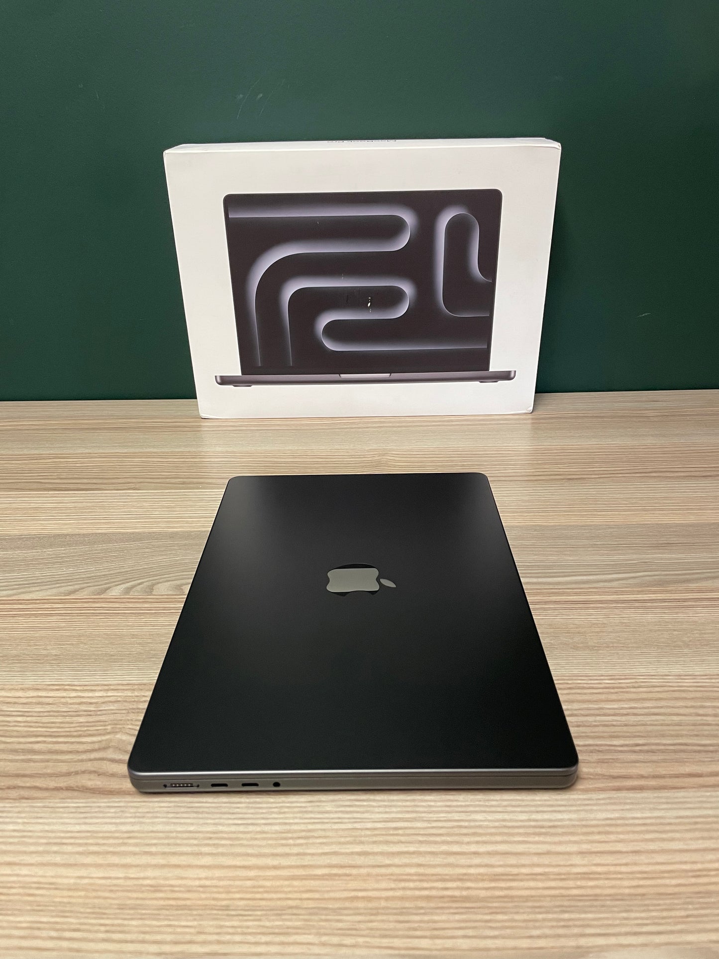 MacBook Pro 14-inch With M5 Chip 1TB | 24GB - Space Black (Pre-owned |A-Grade)