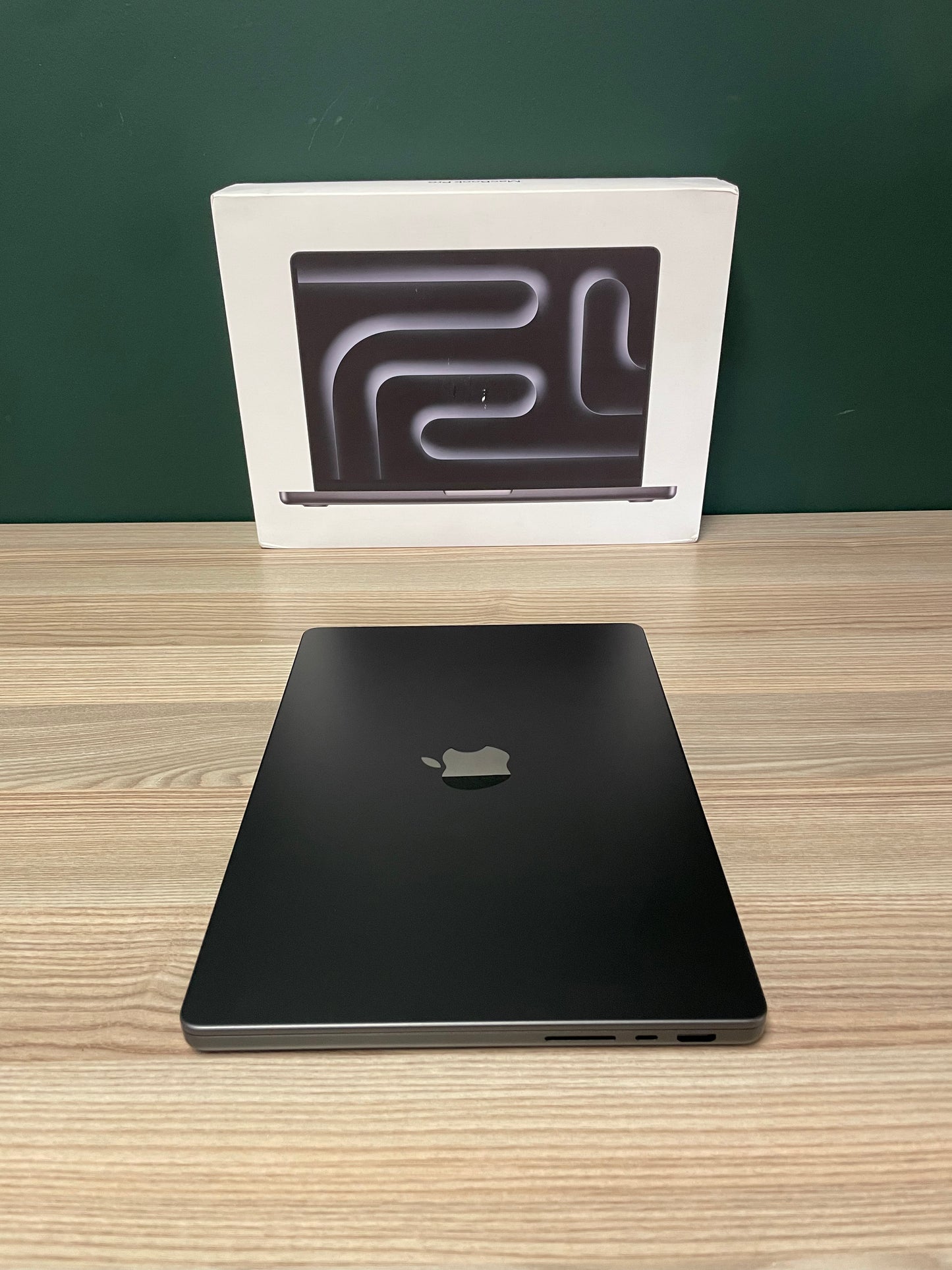 MacBook Pro 14-inch With M5 Chip 1TB | 24GB - Space Black (Pre-owned |A-Grade)