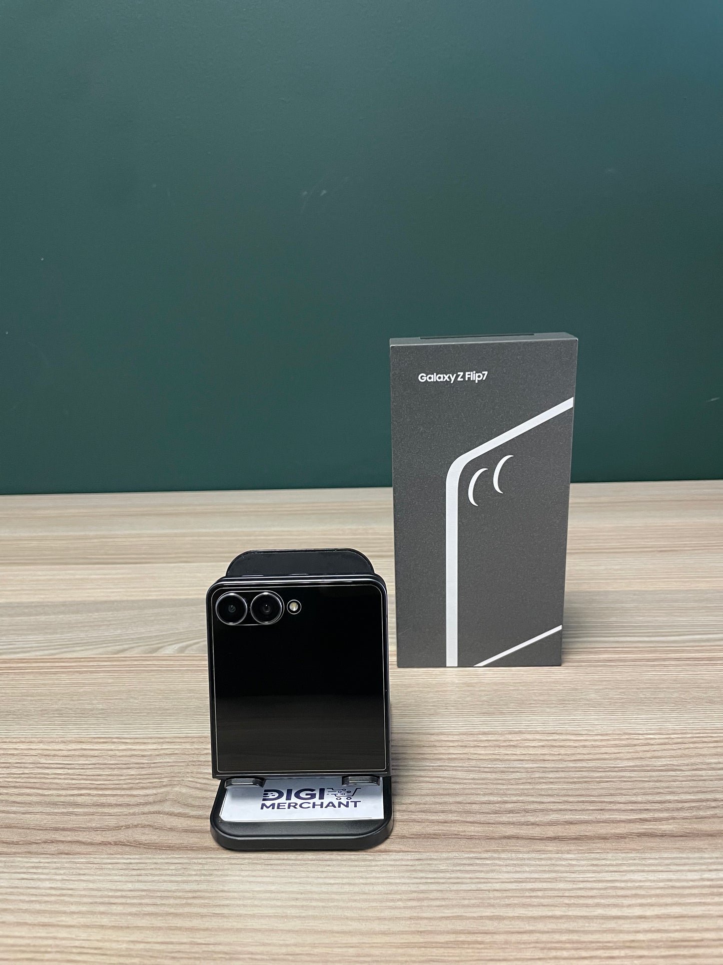 Samsung Galaxy Z Flip 7 256GB Jet Black (Pre-owned | A-Grade - Pristine)