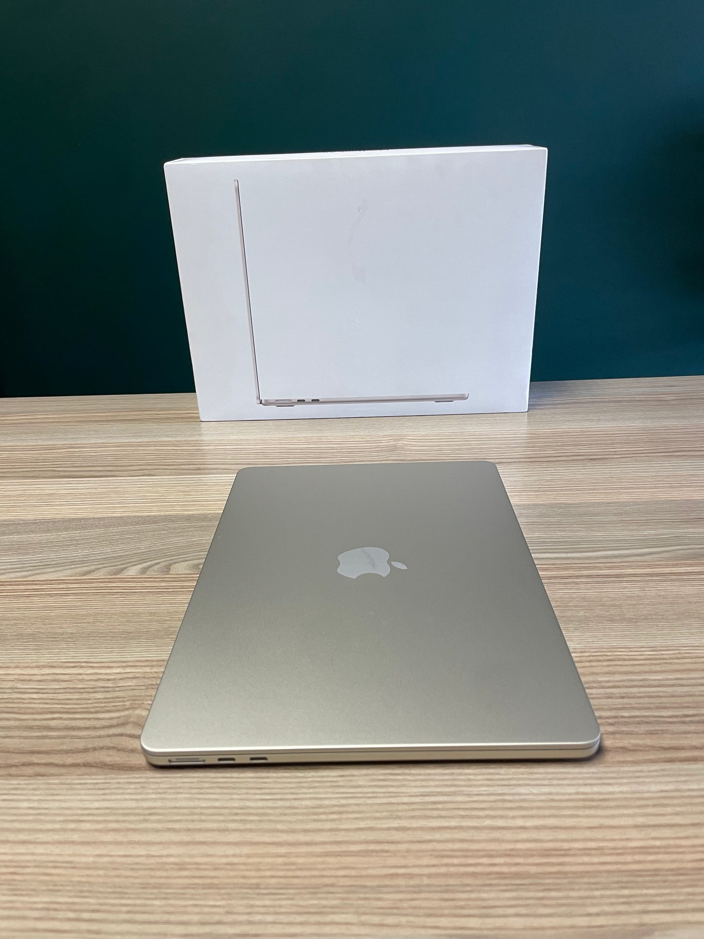 MacBook Air 13-inch | M4 Chip | 256GB | 16GB - Starlight (Pre-owned | A-Grade Pristine)