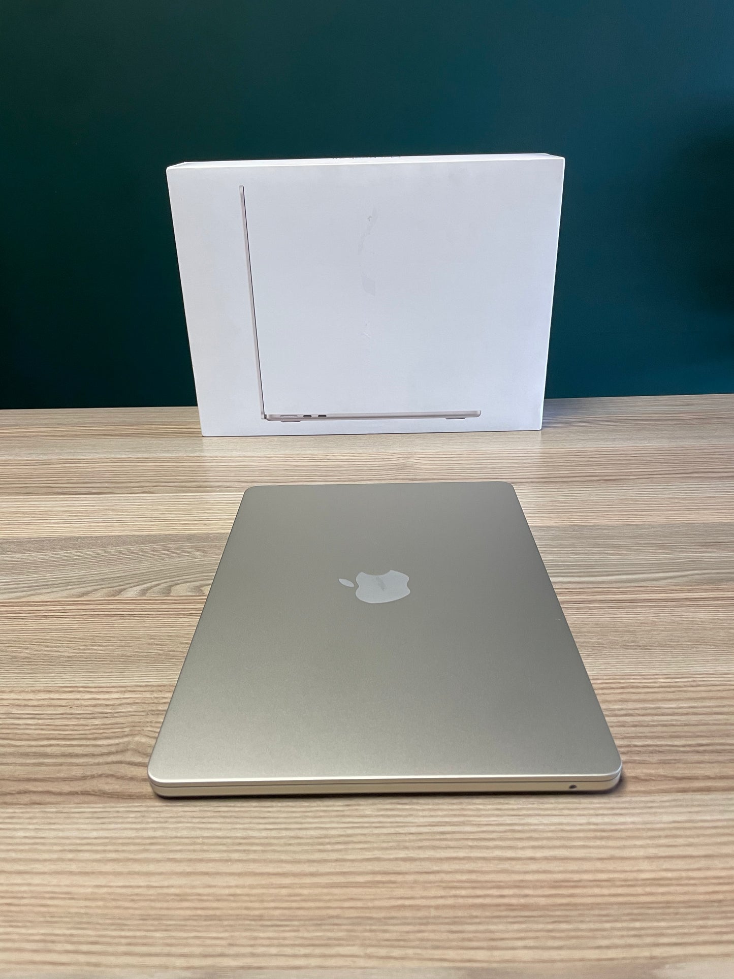 MacBook Air 13-inch | M4 Chip | 256GB | 16GB - Starlight (Pre-owned | A-Grade Pristine)