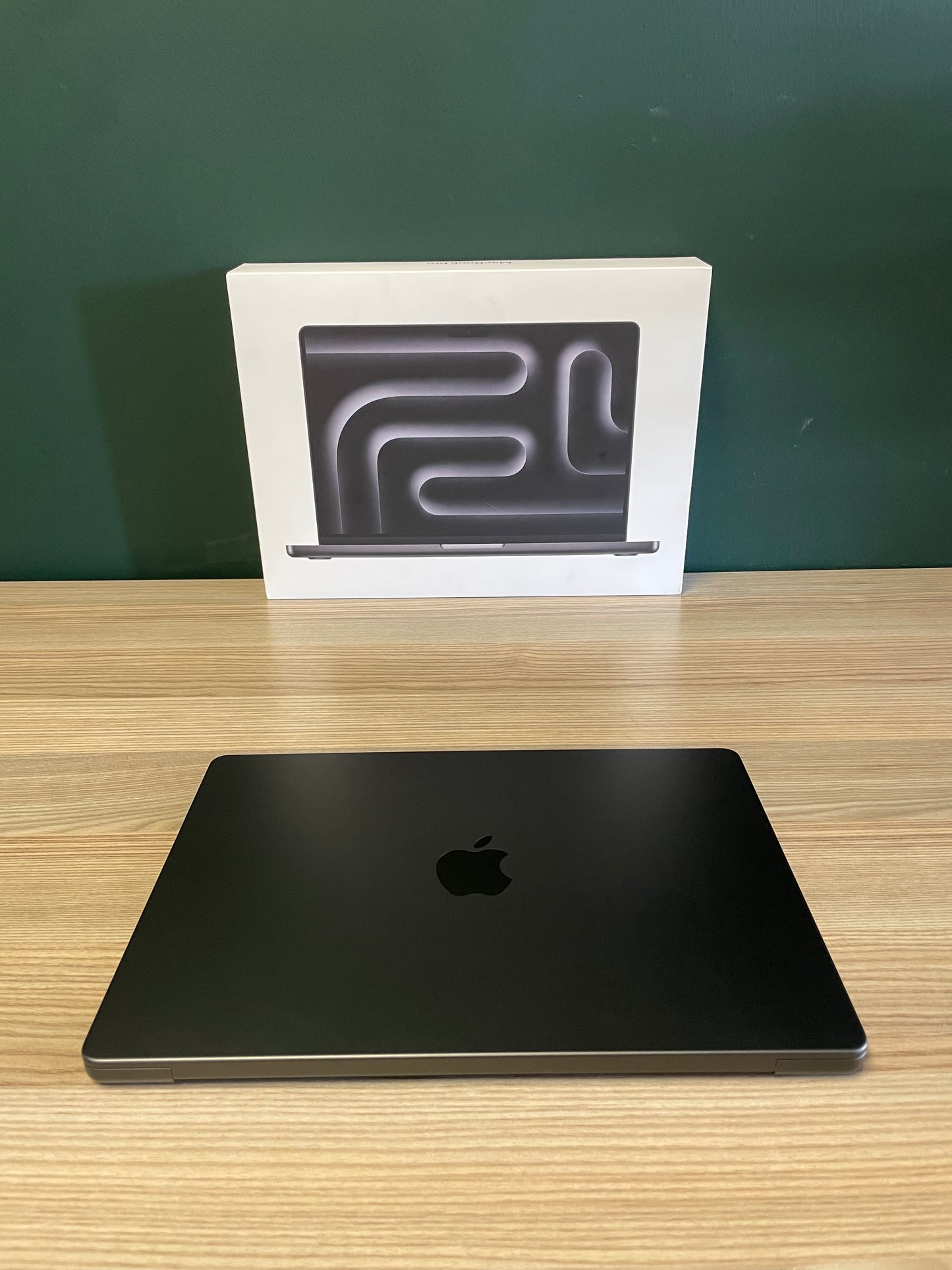 Apple MacBook Pro 14-inch With M5 Chip 512GB | 16GB - Space Black (Pre-owned |B-Grade)
