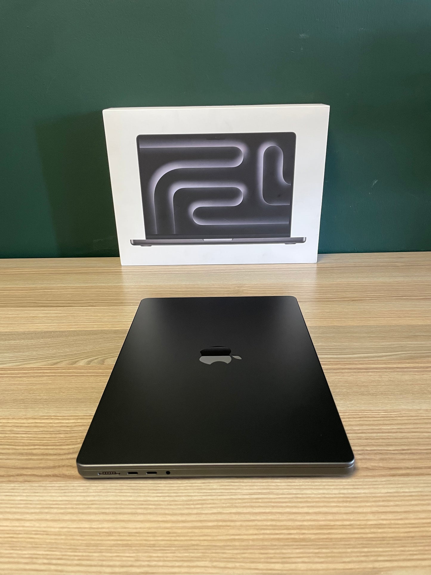 Apple MacBook Pro 14-inch With M5 Chip 512GB | 16GB - Space Black (Pre-owned |B-Grade)