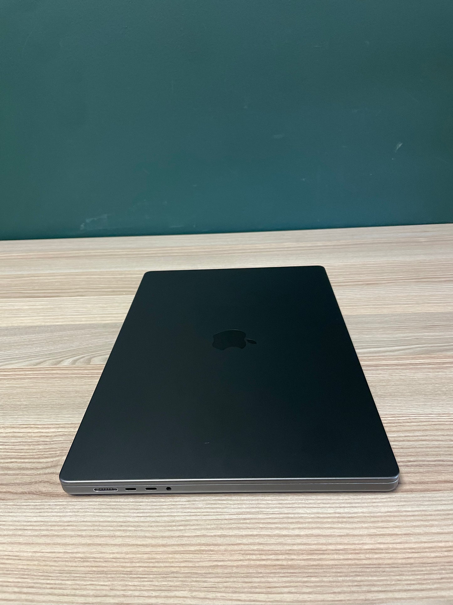 Apple MacBook Pro 16-inch With M3 Max Chip | 1TB | 36GB - Space Black (Pre-owned | B-Grade)