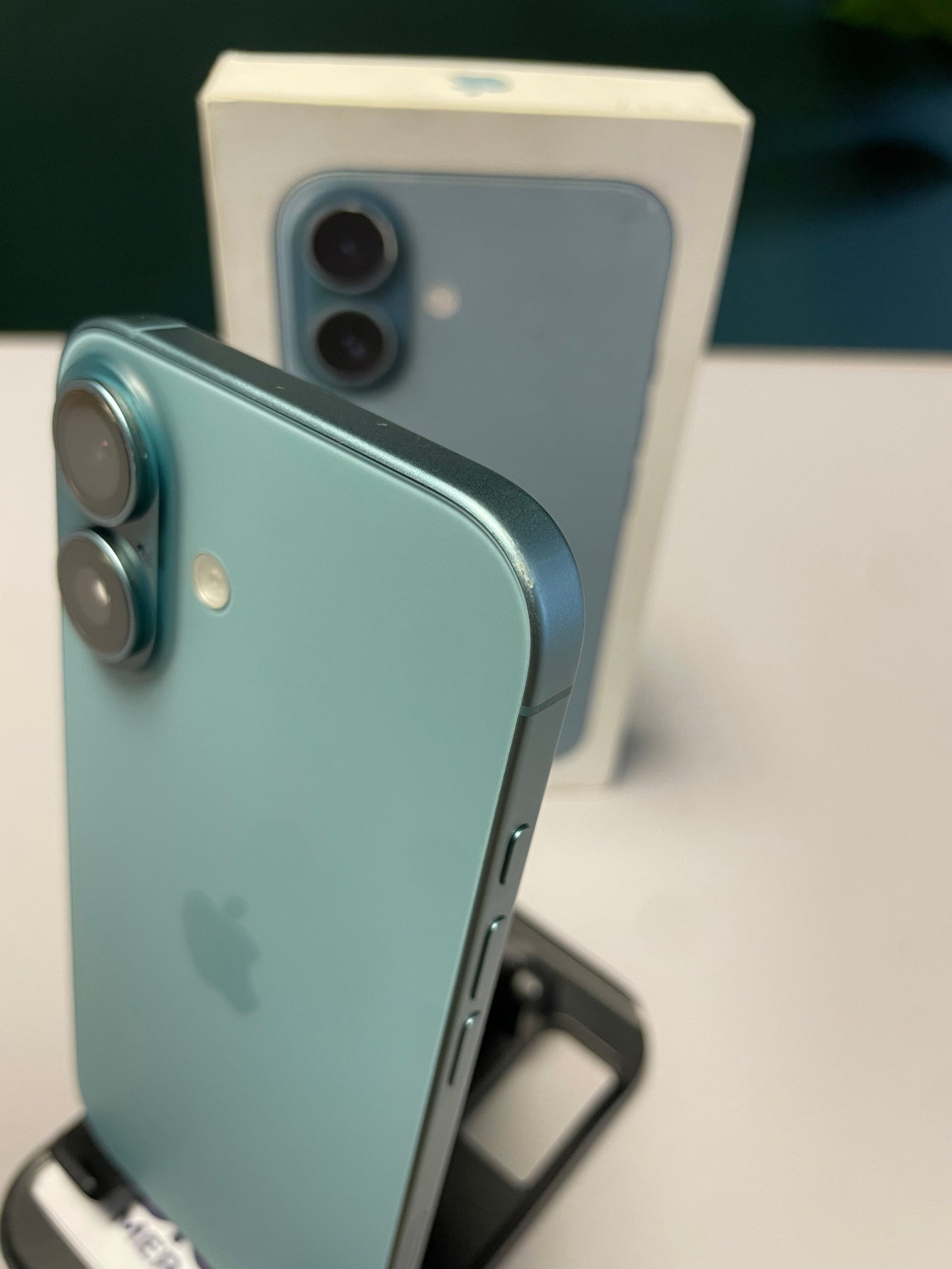 Apple iPhone 16 128GB - Teal (Pre-owned | B-Grade)