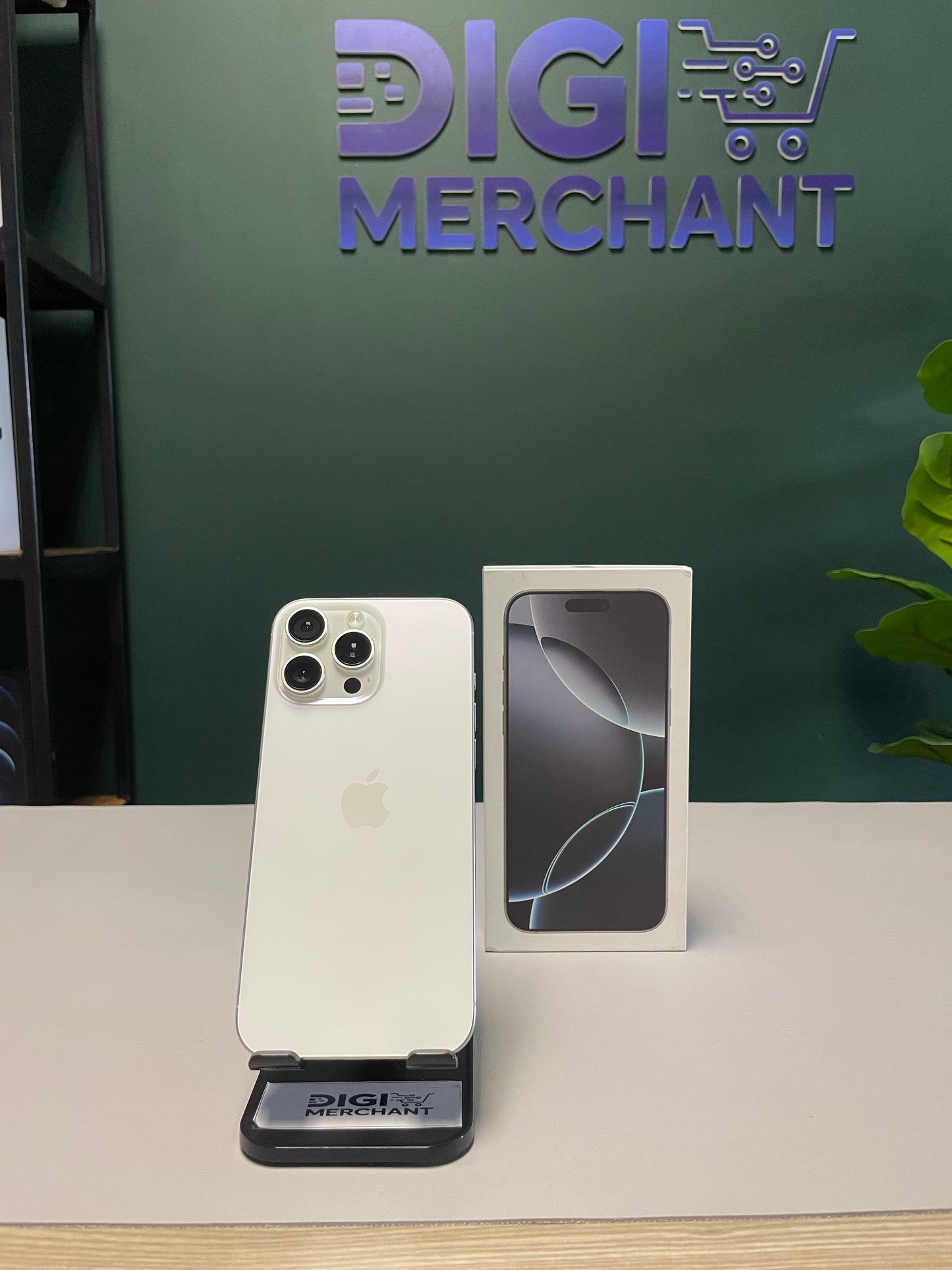 iPhone 16 Pro Max 256GB - White Titanium (Pre-owned | B-Grade)