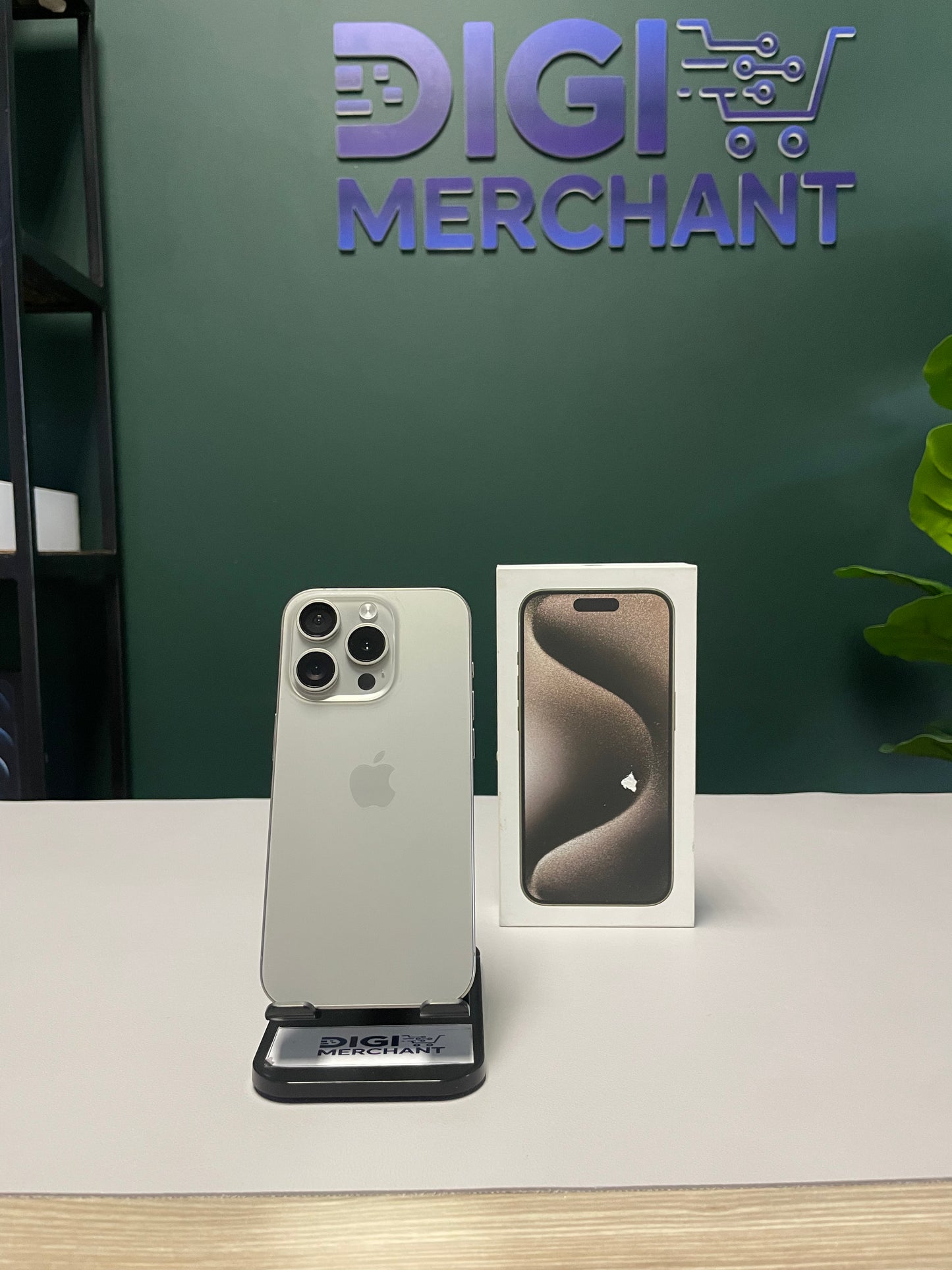 iPhone 15 Pro 256GB - Natural Titanium (Pre-owned | B-Grade)