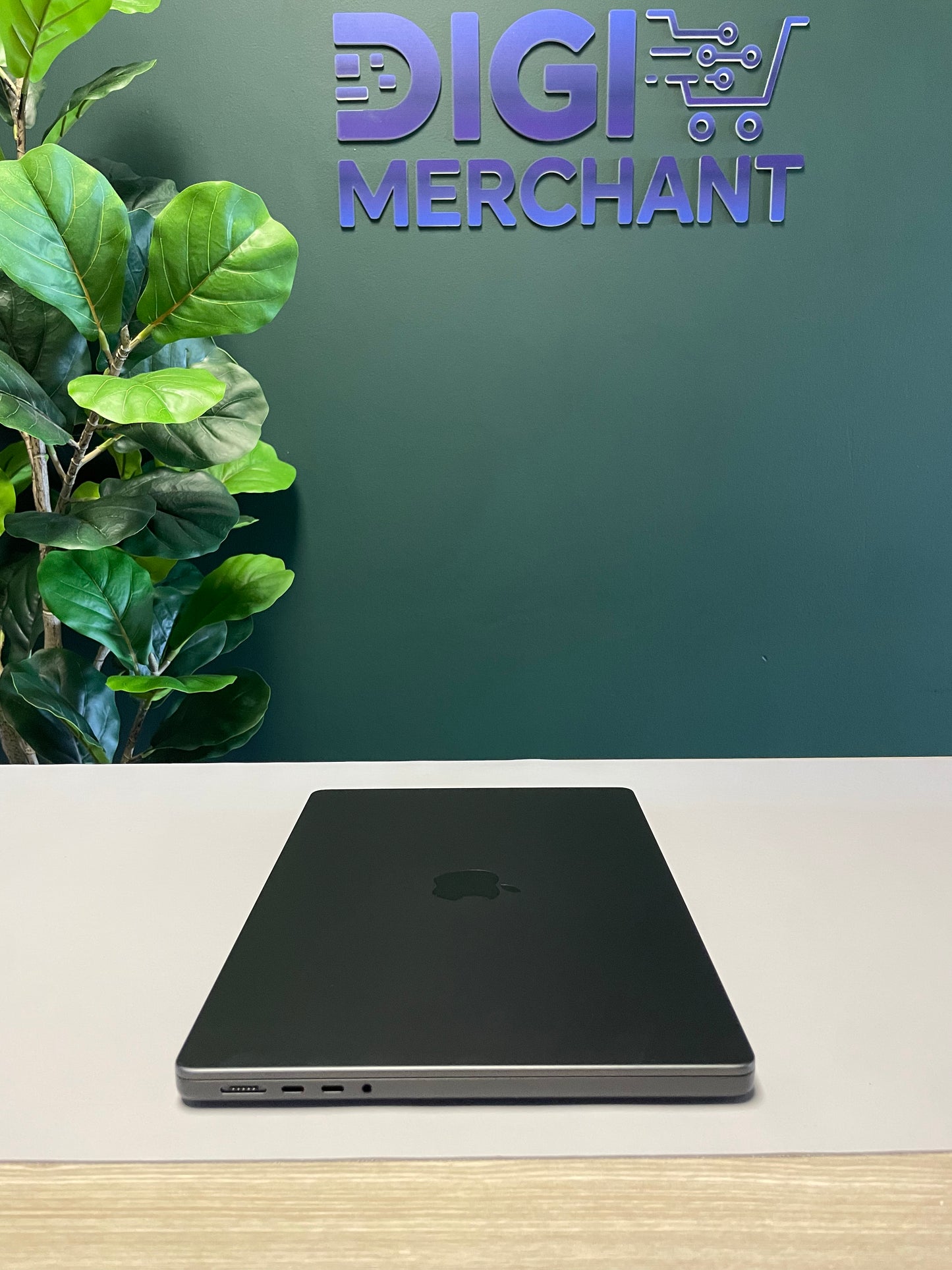 Apple MacBook Pro 14-inch With M5 Chip 512GB | 16GB - Space Black (Pre-owned |A-Grade)
