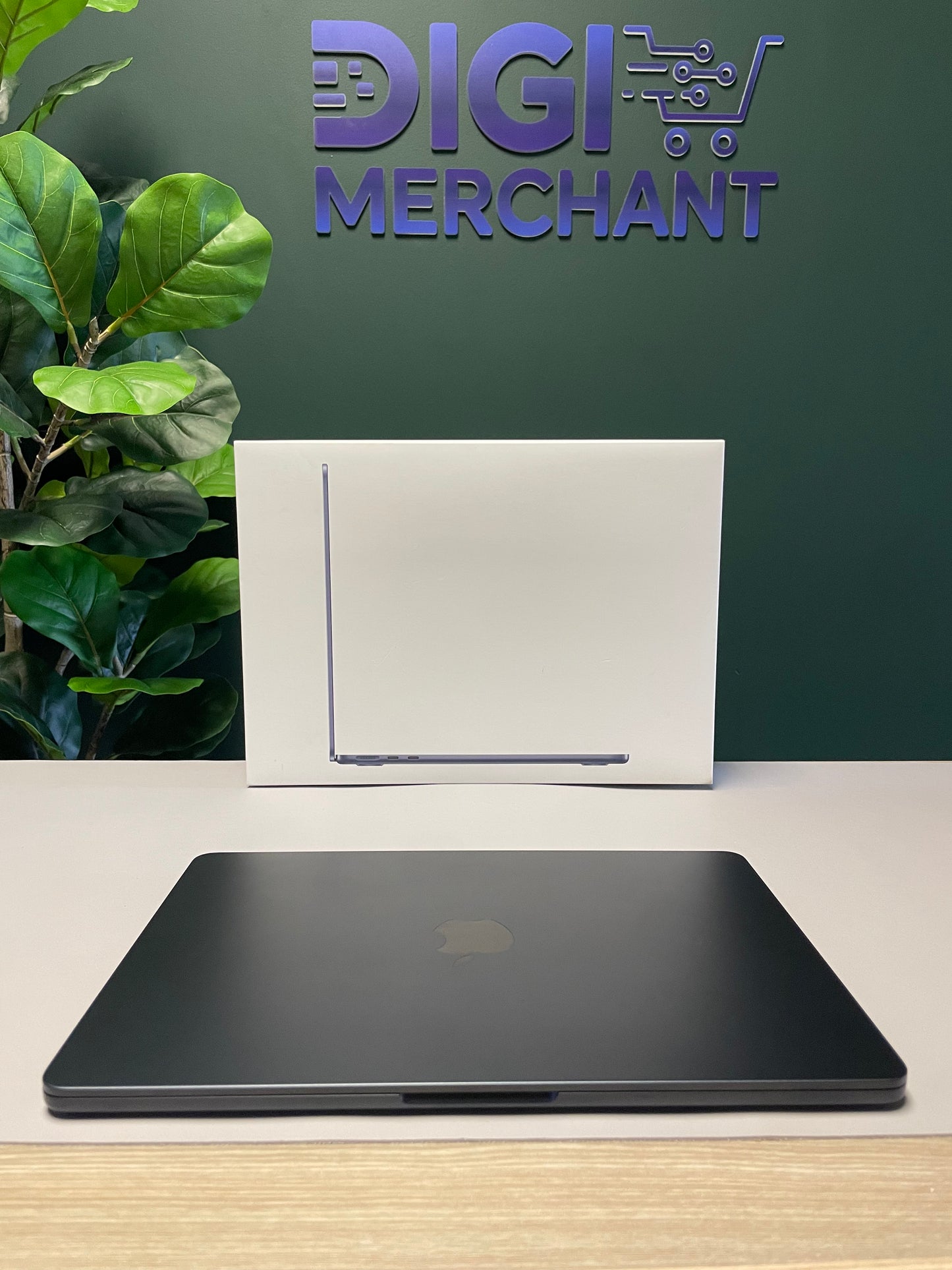 MacBook Air 13-inch | M5 Chip | 1TB | 16GB - Midnight (Pre-owned | Pristine)
