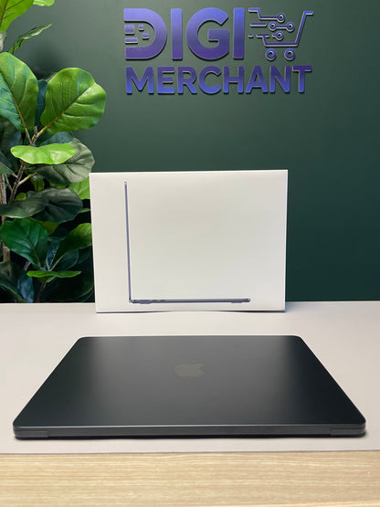 MacBook Air 13-inch | M5 Chip | 1TB | 16GB - Midnight (Pre-owned | Pristine)