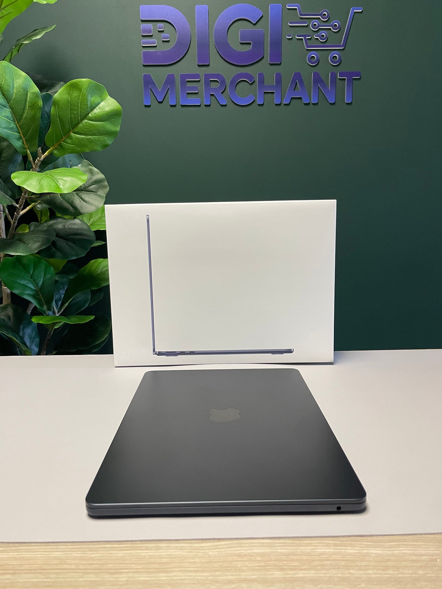 MacBook Air 13-inch | M5 Chip | 1TB | 16GB - Midnight (Pre-owned | Pristine)