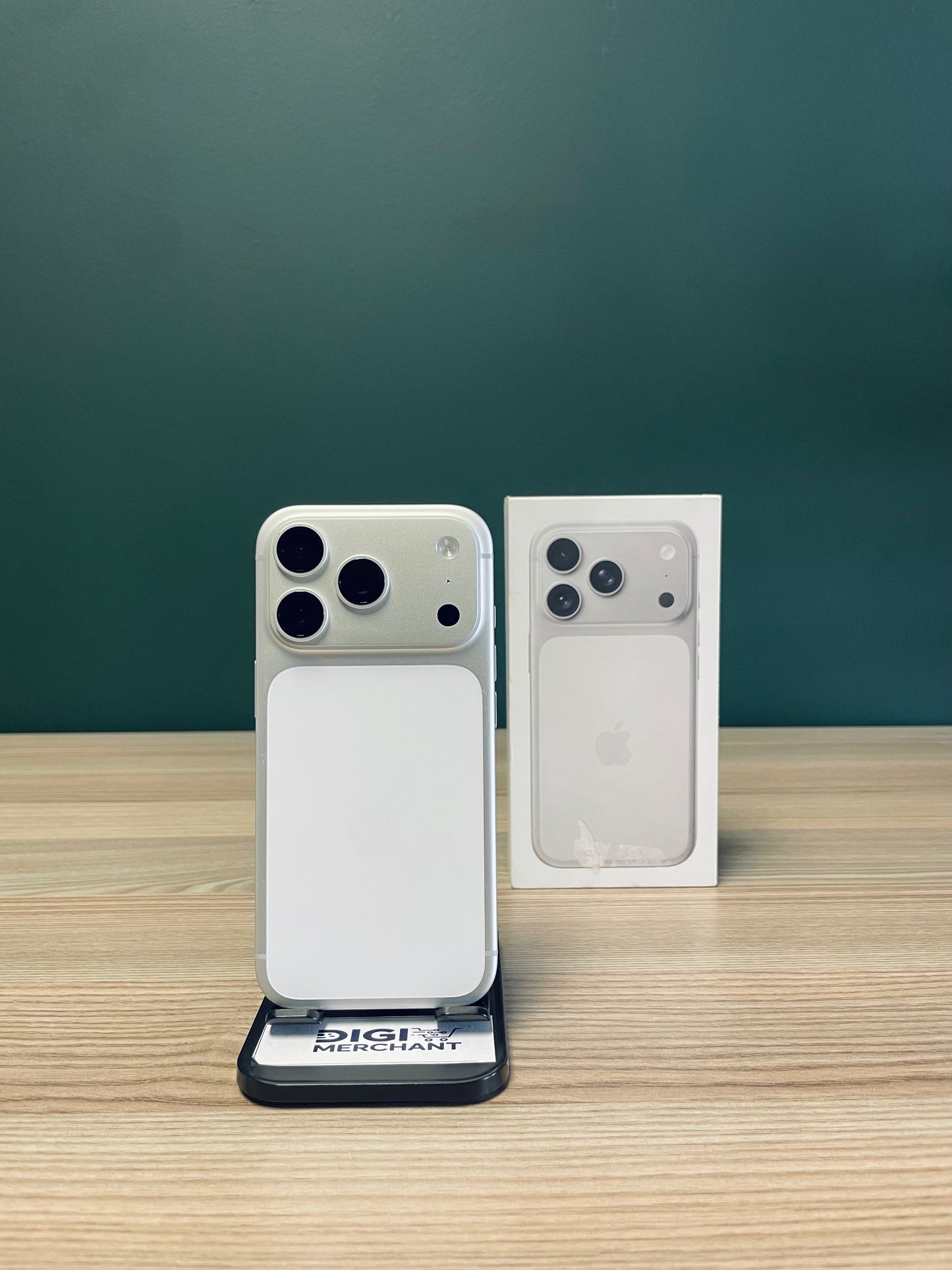 iPhone 17 Pro 256GB - Silver (Pre-owned | B-Grade)