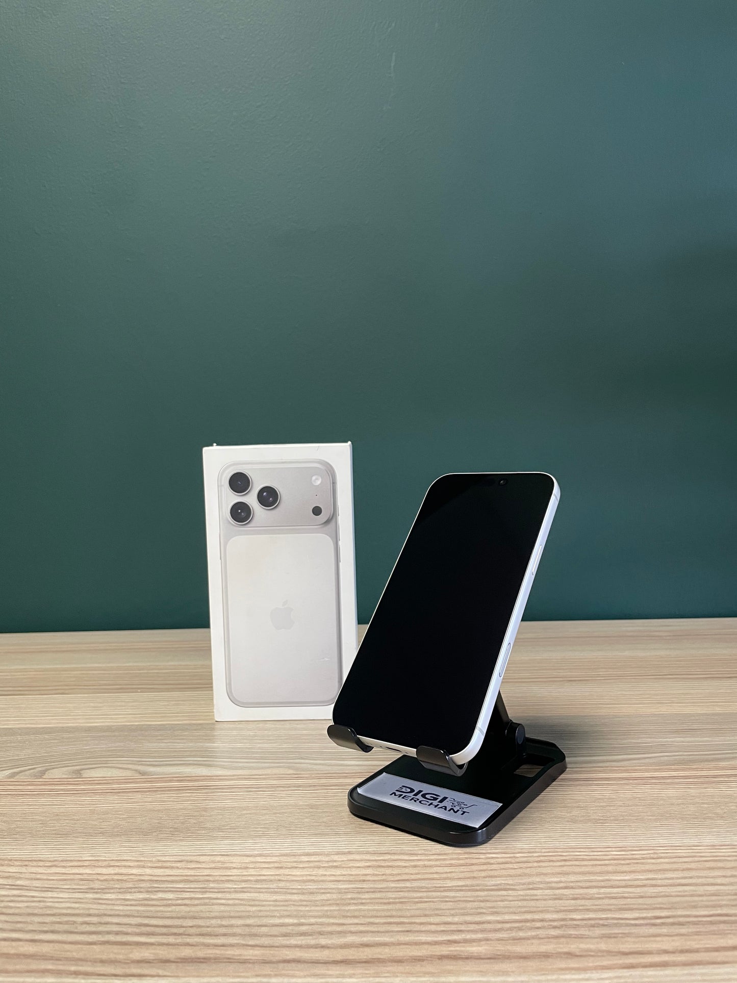 iPhone 17 Pro Max 256GB - Silver (Pre-owned | B-Grade)